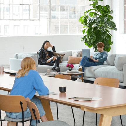 chicos hablando en una mesa