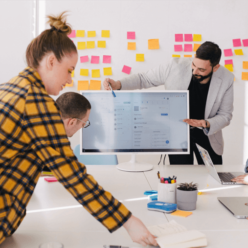 enseñando una pantalla